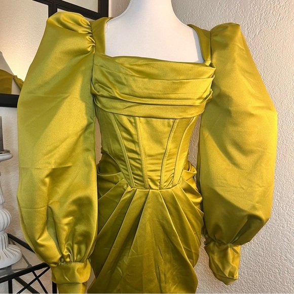 PRETTYLITTLETHING Green Constructed Satin Extreme‎ Puff Sleeve Mini Size 0 NWT - Picture 1 of 13